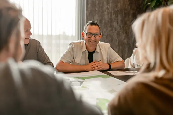 Wij creëren een werkomgeving waarin werkgeluk centraal staat, zodat jij met energie en plezier blijft presteren.