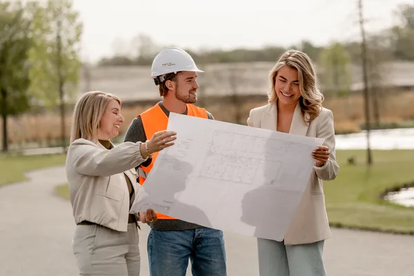Dankzij ons netwerk krijg je toegang tot meerdere mogelijkheden. We kijken niet alleen naar één vacature, maar naar werkgevers, projecten en functies die aansluiten bij jouw ervaring, ambities en toekomstplannen.